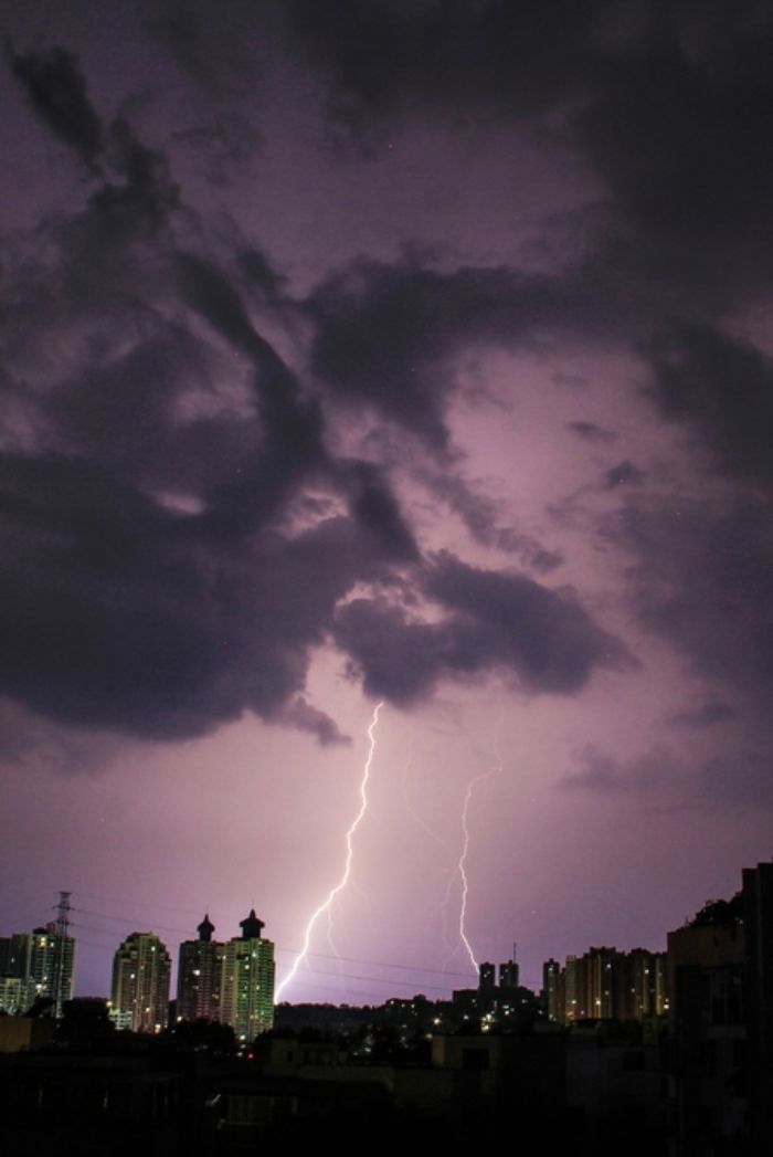 雷电划过潼城夜空。
