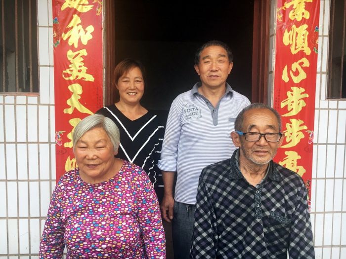 朱世云夫妇和岳父母。
