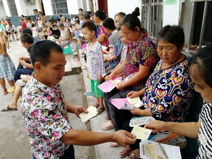 发放宣传资料。
