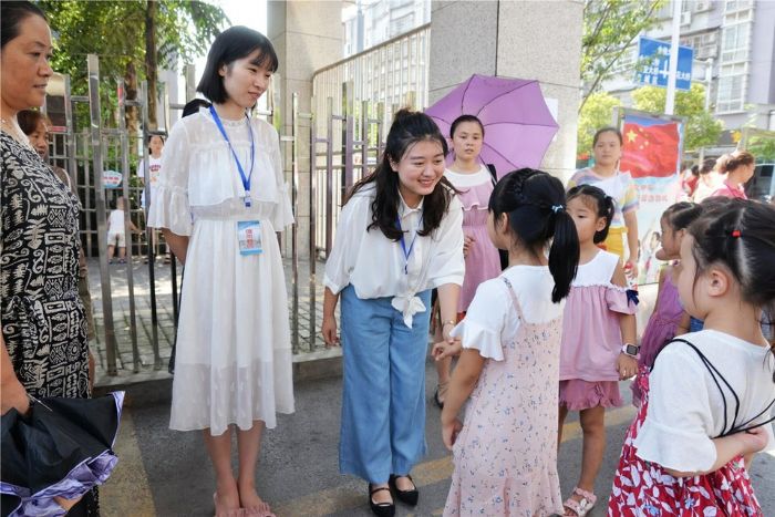 学生向老师问好。
