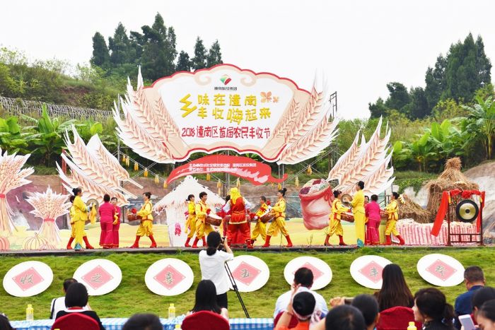 开幕式现场民俗表演。
