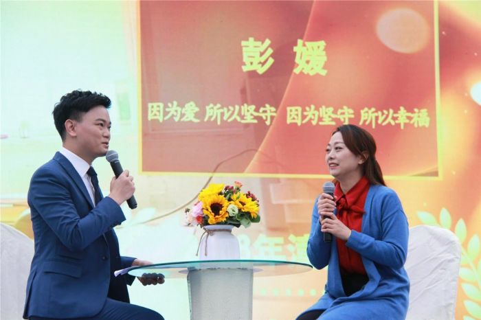 主持人与彭媛进行访谈。
