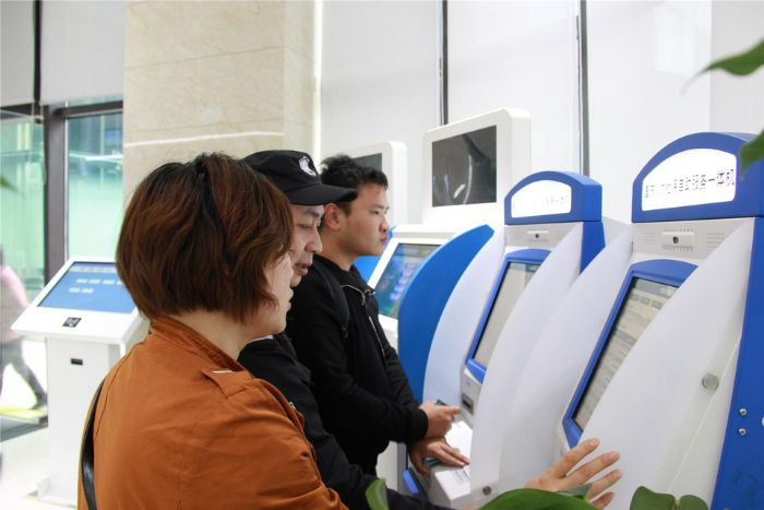 办事群众通过人力社保服务一体机全程网上办理业务。
