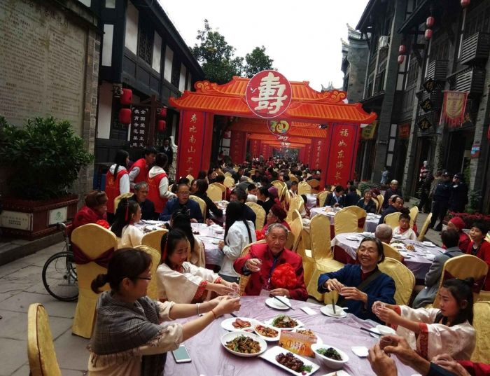 吃长寿宴。
