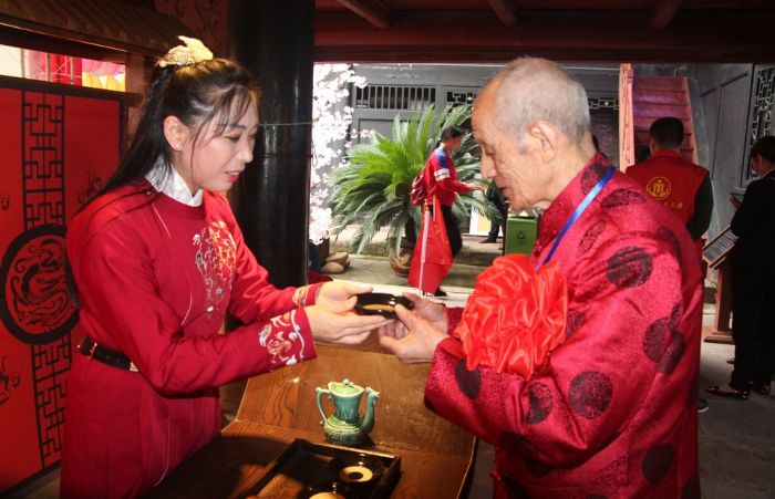 为百岁老人敬酒。
