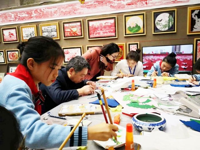 　　日前，重庆市第八届中小学艺术展演活动在渝北拉开帷幕，我区育才小学“涪之韵剪纸工作坊”代表潼南区参加本次展演。工作坊设计创作了一系列具有地域文化特色的剪纸艺术作品，得到了现场观众的高度评价。 全媒体记者吴鑫袁摄
