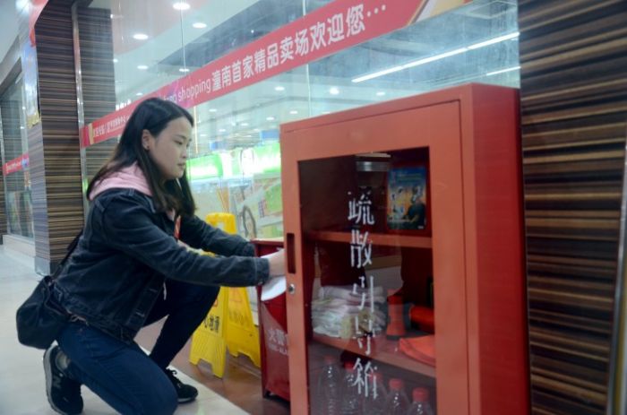认真查看消防器材
