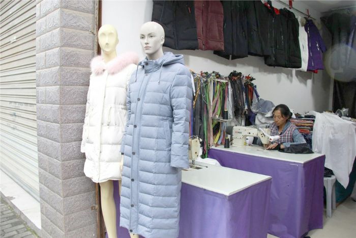 羽绒服订做。
