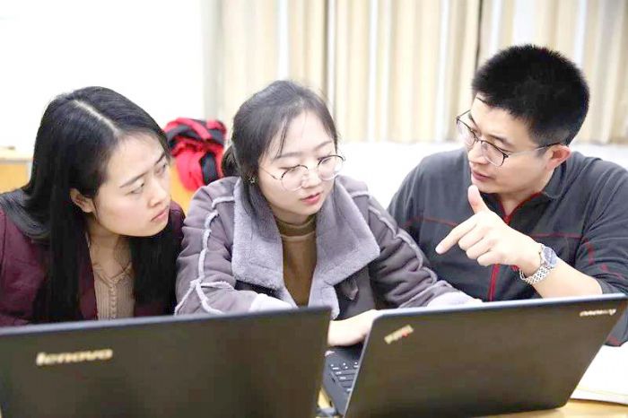 巴川中学教师接受培训。
