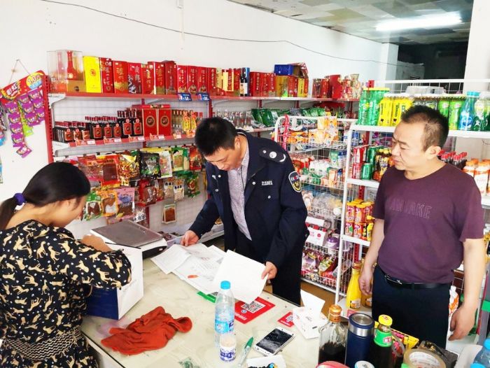工作人员在超市进行食品安全检查。
