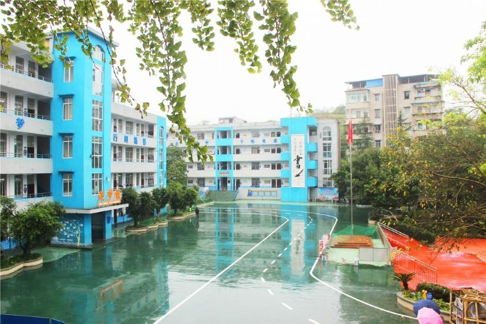 小渡小学一角。
