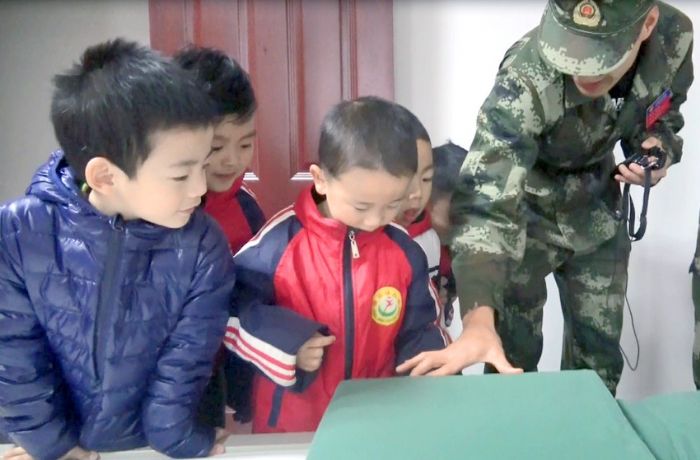 萌娃学习消防知识。
