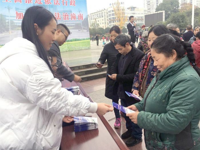 工作人员向市民发放宣传资料。
