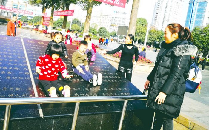 孩子们享受冬日暖阳。
