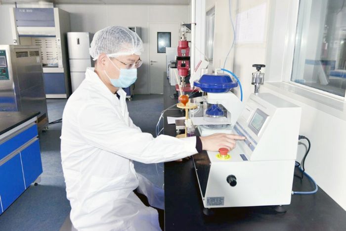 工作人员正在进行产品抽样分析。
