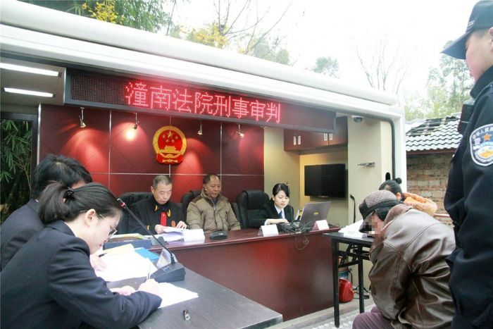车载巡回法庭审判现场。
