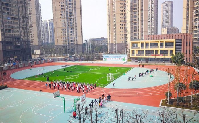 潼南小学新操场上的体育课。
