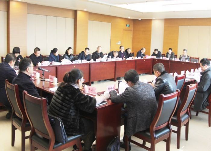 代表团热议政府工作报告。
