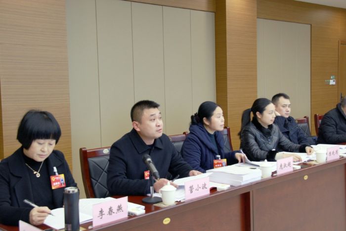 区人大代表积极发言。
