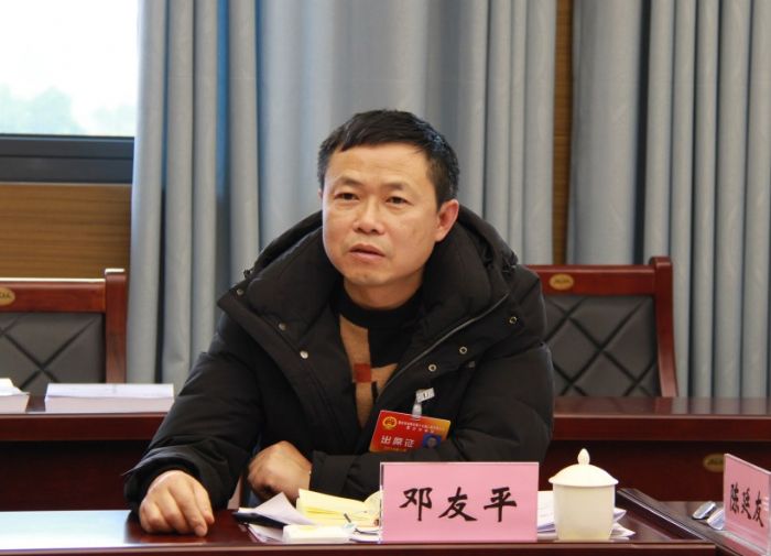 区人大代表邓友平。
