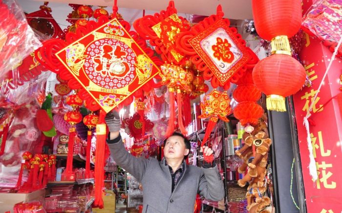 市民正在挑选新春饰品。

