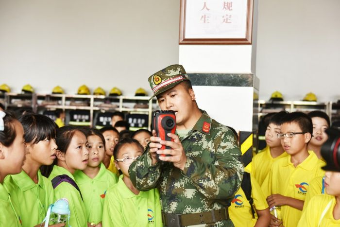 消防官兵给中小学生演示生命探测仪操作。（资料图片资料图片）
