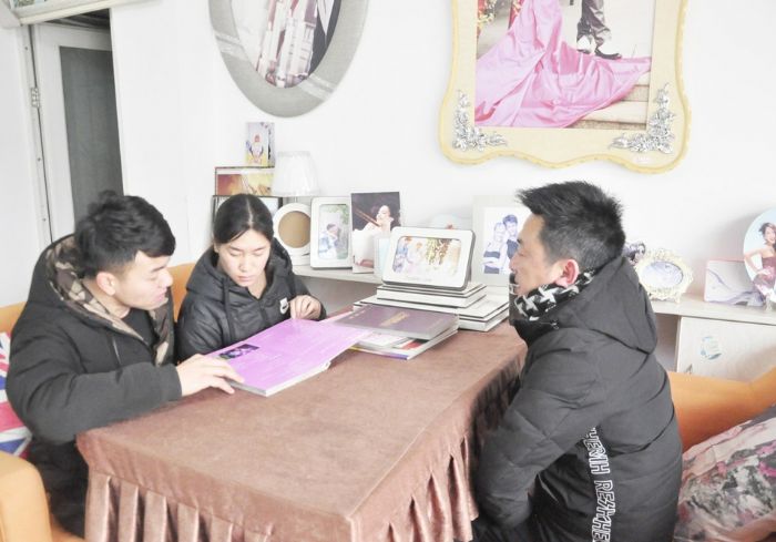 一对新人正在定制婚庆服务。
