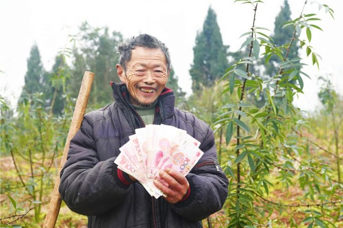 陈德厚开心领到务工工资。
