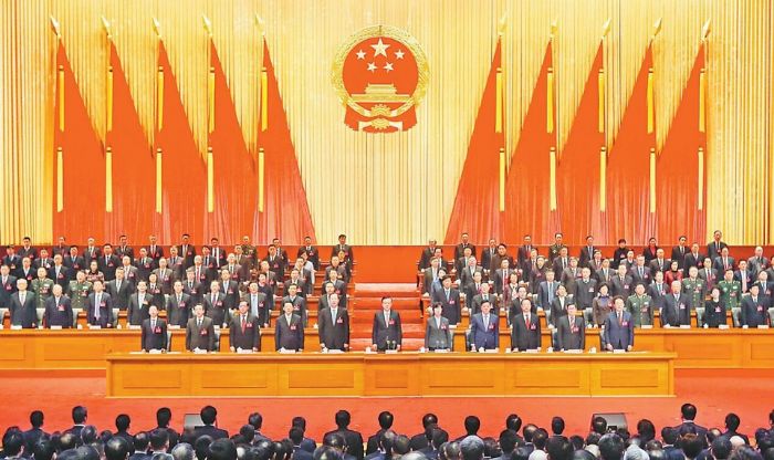 1月3131日日，市五届人大二次会议在庄严的国歌声中闭幕。重庆日报记者罗斌摄
