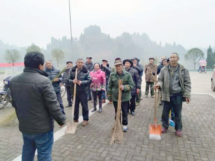 米心镇村民清扫小组蓄势待发。
