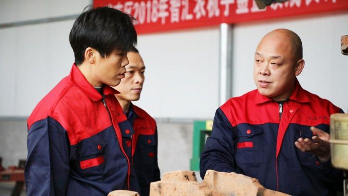 陈伟向学徒讲解农机相关知识。
