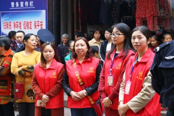 志愿者参与公益活动。
