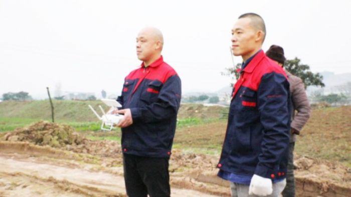 陈伟熟练地操作无人机为农作物喷洒农药。
