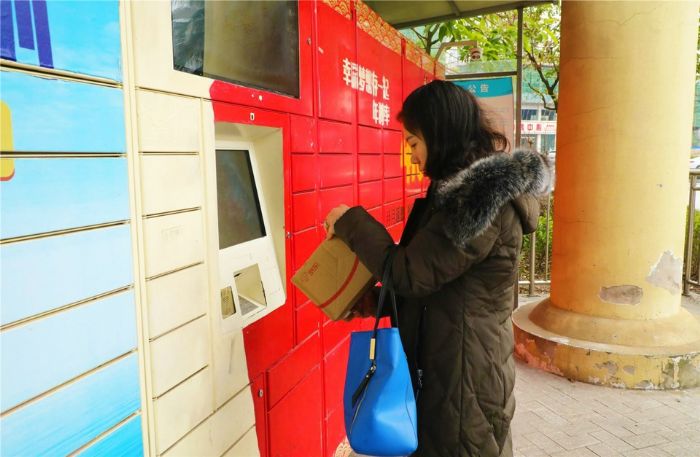 市民收取快递。
