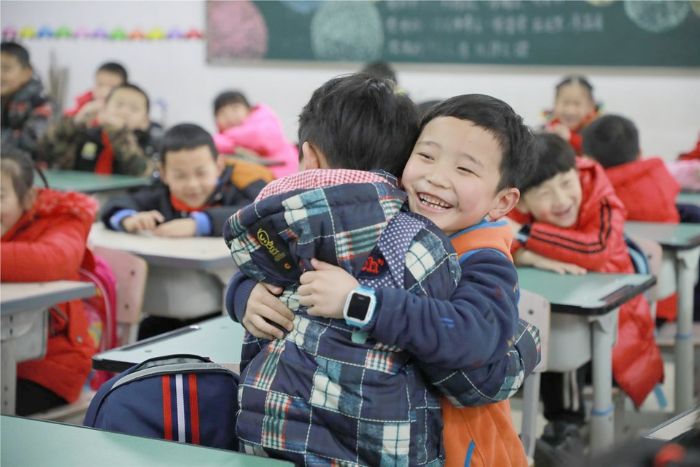 主题班会上，同学们热情地拥抱。
