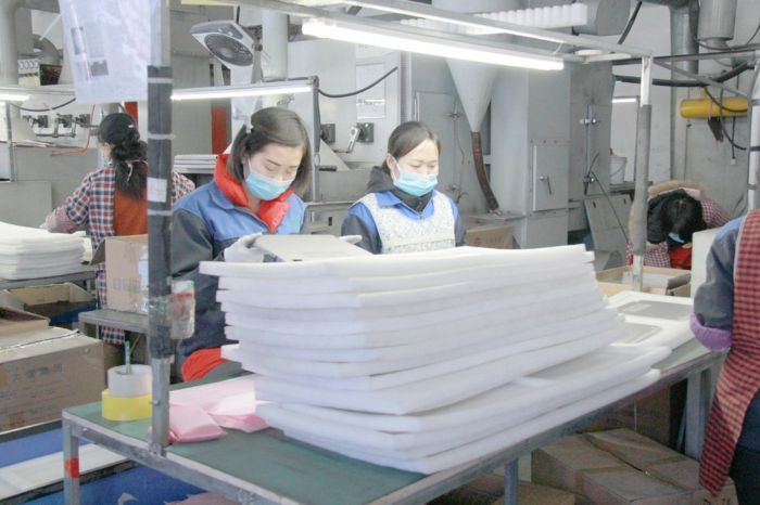 唐忆雪正在景裕公司生产车间检查产品质量。

