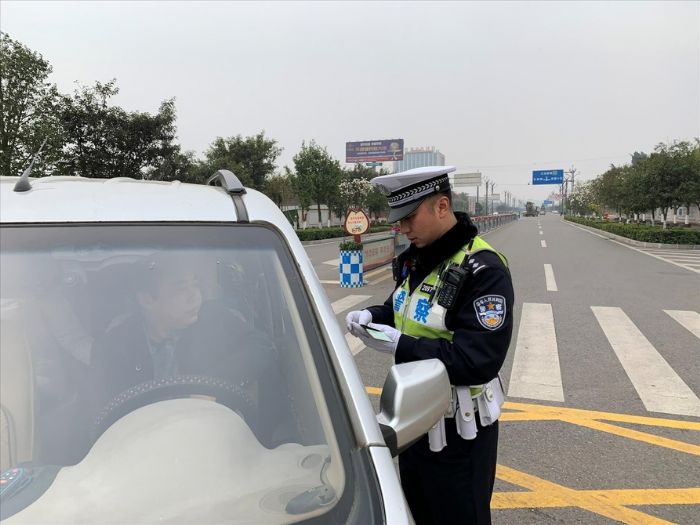 执法人员在现场进行执法登记。
