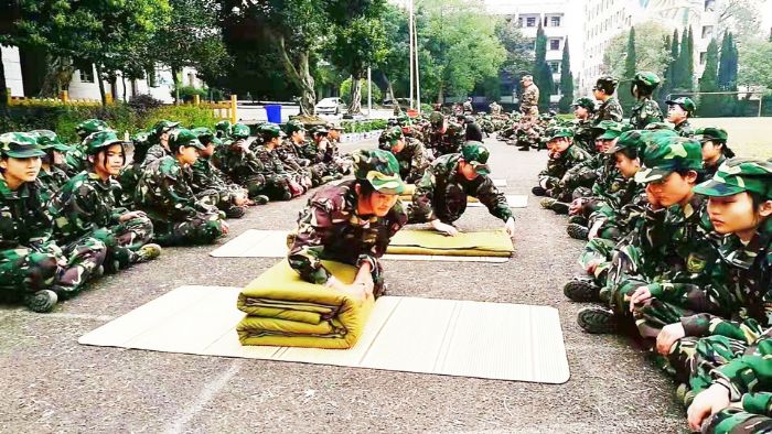 学习叠被子。