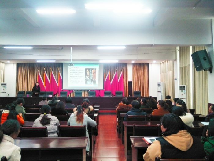 塘坝镇组织召开女职工座谈会。
