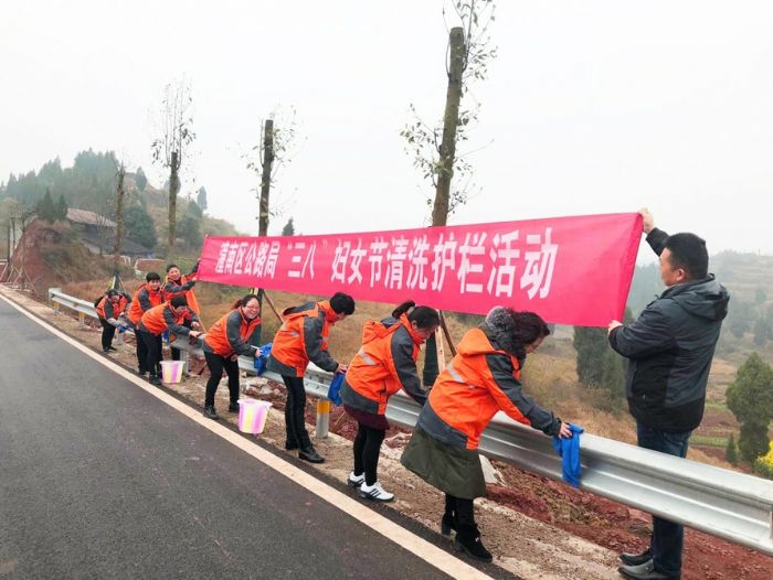 　　区公路局组织单位女职工到公路维护现场清洗护栏。
