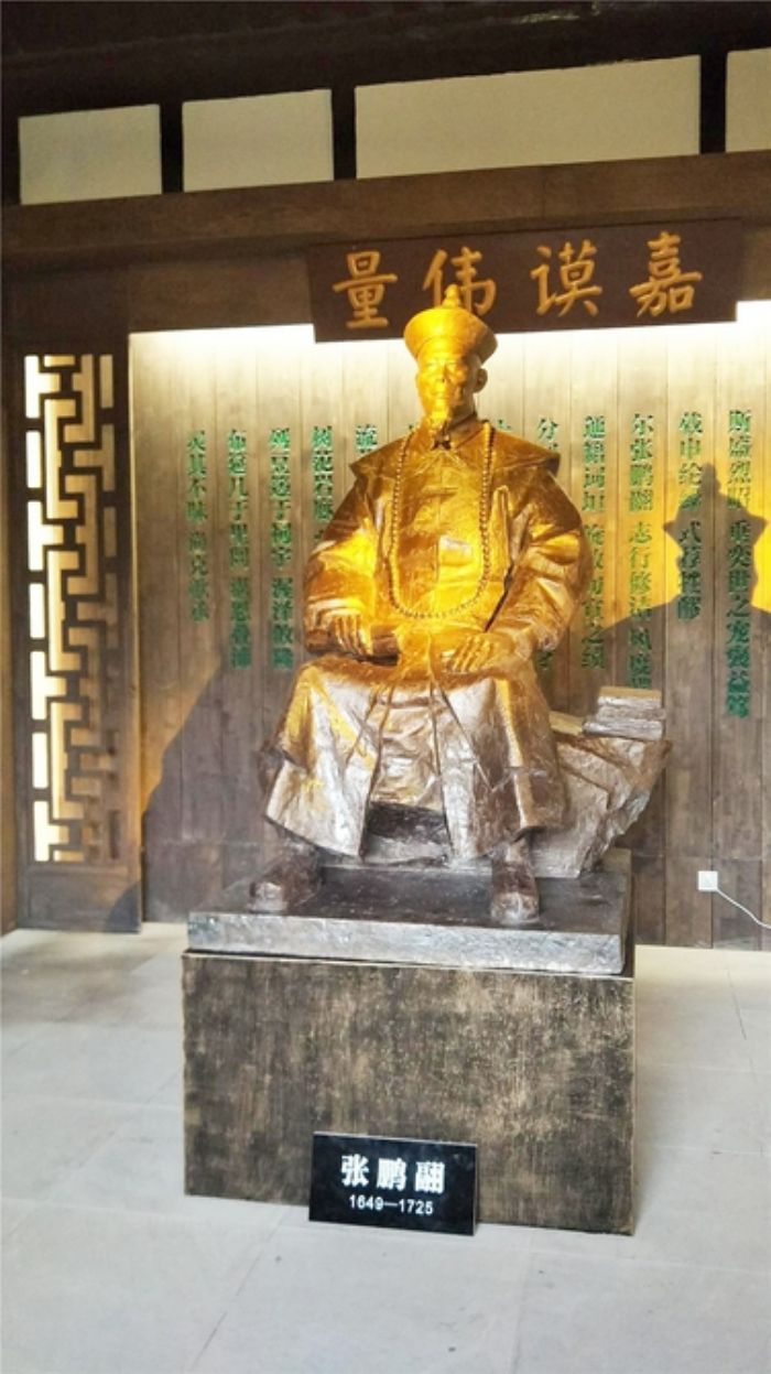 张鹏翮塑像。
