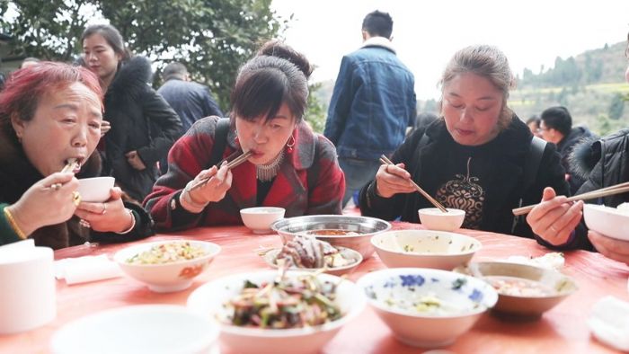游客品尝九大碗。
