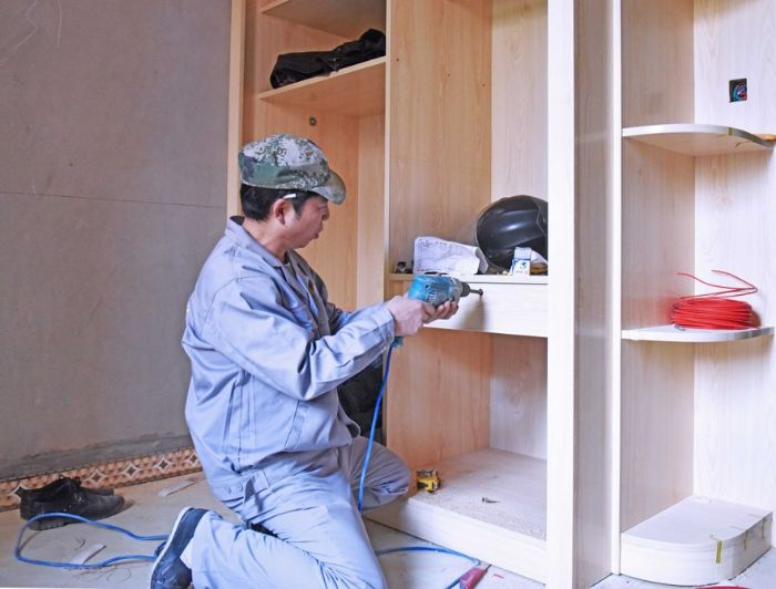 木工师傅安装家具。
