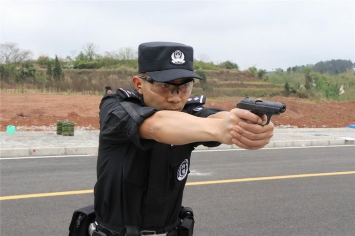 实弹射击训练现场。

