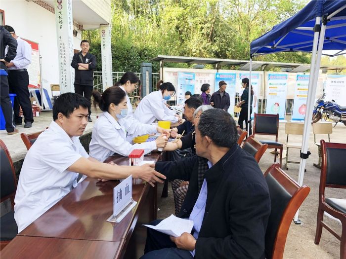 为村民抽血做血常规检查。
