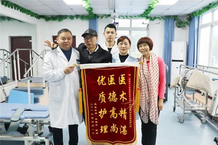 患者向医护人员送锦旗。
