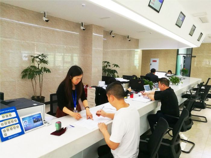 工作人员指到市民办理业务。
