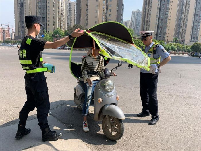 拆除违法加装的遮阳篷伞。
