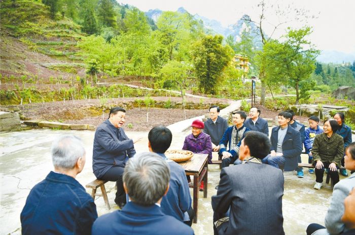 　　4月15日至17日，中共中央总书记、国家主席、中央军委主席习近平在重庆考察，并主持召开解决“两不愁三保障”突出问题座谈会。这是4月15日下午，习近平在石柱土家族自治县中益乡华溪村同村民代表、基层干部、扶贫干部、乡村医生等围坐在一起，共话脱贫攻坚。 新华社记者谢环驰摄
