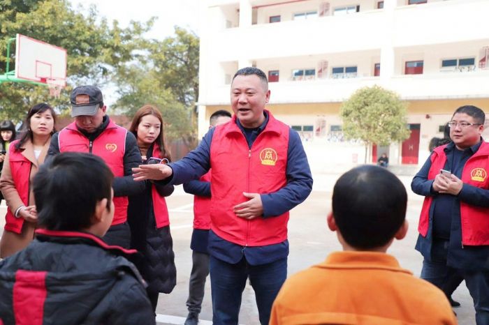 陈佰兵和贫困孩子在一起。
